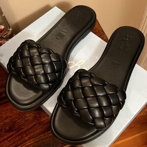 49. Seychelles Bellisima Slide Sandal in Black, Size 7.5